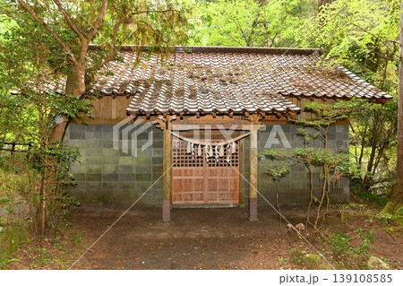 【楢葉町「木戸川渓谷」大滝神社拝殿】 【楢葉町「木戸川渓谷」大滝神社拝殿】 139108585