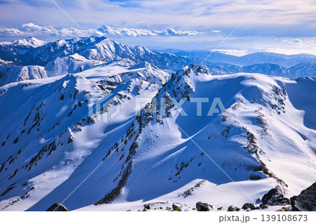 冠雪の北アルプスの立山連峰 139108673