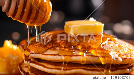 とろける蜂蜜がかかったパンケーキの美味しいマクロ写真 とろける蜂蜜がかかったパンケーキの美味しいマクロ写真 139108702