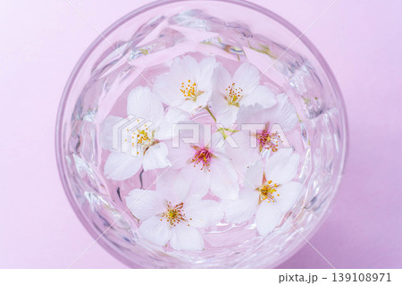 【春素材】グラスに浮かんだ桜の花【桜素材】 【春素材】グラスに浮かんだ桜の花【桜素材】 139108971