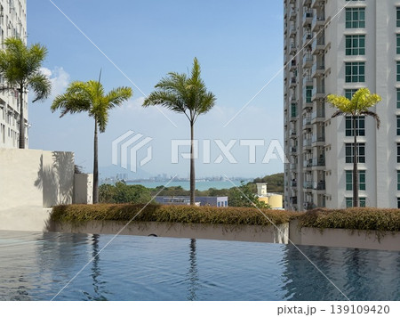 マレーシアのペナン島のプールサイドから見る風景 マレーシアのペナン島のプールサイドから見る風景 139109420