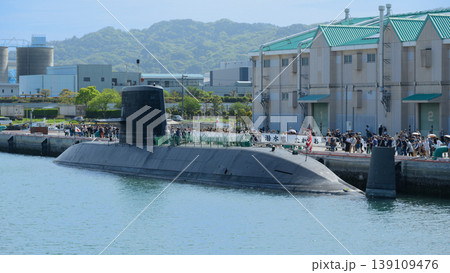 停泊する海上自衛隊潜水艦たかしお 139109476