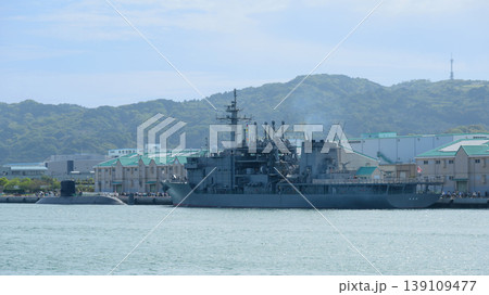 停泊する海上自衛隊潜水艦救難艦ちよだと潜水艦たかしお 139109477