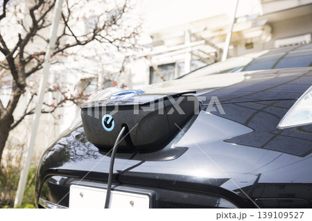 自宅で電気自動車の充電をするイメージ 自宅で電気自動車の充電をするイメージ 139109527