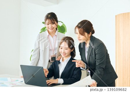 オフィスでノートパソコンの画面を見ながら打ち合わせをする3人の若い日本人女性ビジネスパーソン 139109682