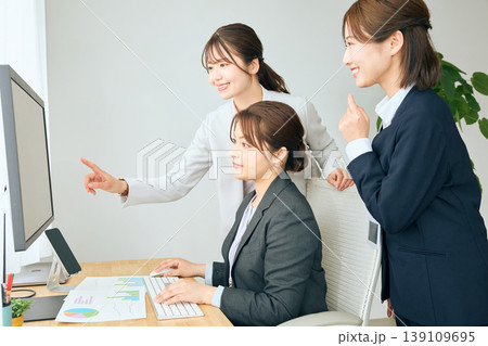 オフィスでパソコンの画面を見ながら打ち合わせをする3人の日本人女性ビジネスパーソン・チームワーク 139109695
