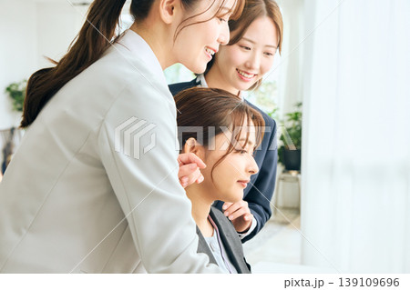 オフィスでパソコン画面を見ながら打ち合わせをする3人の若い日本人女性ビジネスパーソン・チームワーク 139109696