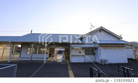 JR内房線の那古船形駅駅舎、駅ホーム側から撮影 JR内房線の那古船形駅駅舎、駅ホーム側から撮影 139109921