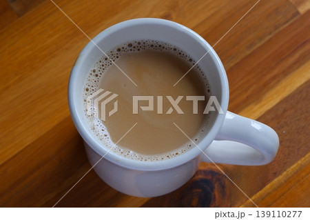 ミルクをたっぷり入れたコーヒー、カフェ・ラテを淹れて、のんびりくつろいでいるイメージ 139110277