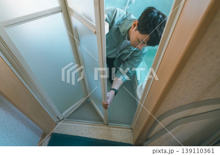浴室の折れ戸の修理 139110361