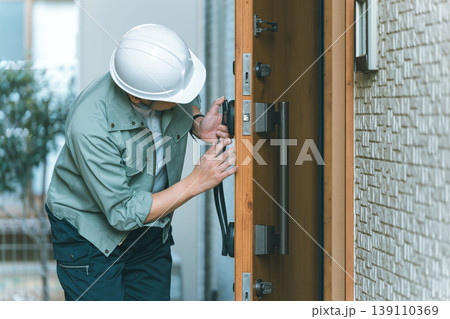 玄関ドアの鍵修理 139110369