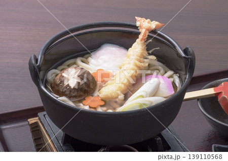 鍋焼きうどん 天麩羅うどん イメージ素材 鍋焼きうどん 天麩羅うどん イメージ素材 139110568