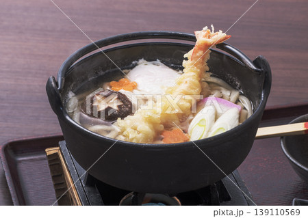 鍋焼きうどん 天麩羅うどん イメージ素材 鍋焼きうどん 天麩羅うどん イメージ素材 139110569