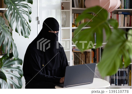 muslim businesswomen with hijab working on laptop 139110778