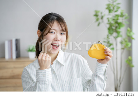 財布を持つ女性　貯金 139111218