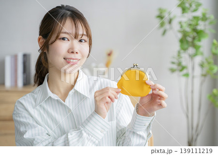 財布を持つ女性 貯金 財布を持つ女性 貯金 139111219