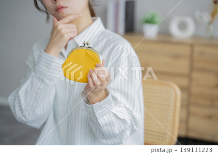財布を持つ女性 物価高 節約 財布を持つ女性 物価高 節約 139111223
