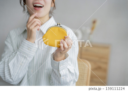 財布を持つ女性　貯金　 139111224