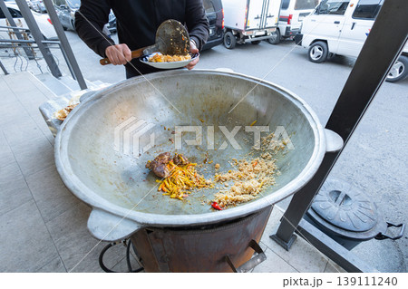ウズベキスタンの名物料理大鍋のプロフ 139111240