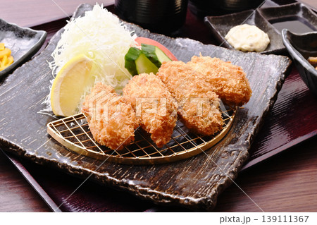 カキフライとキャベツ　美味しい牡蠣フライ　フライ料理 139111367