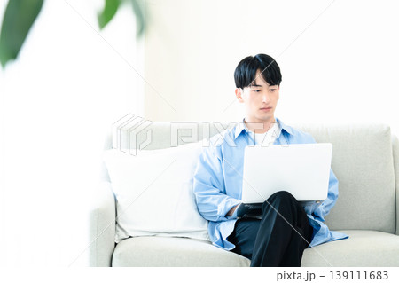 リビングでパソコンを使う男性 リビングでパソコンを使う男性 139111683
