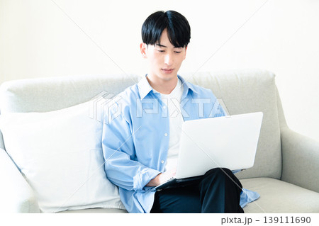リビングでパソコンを使う男性 リビングでパソコンを使う男性 139111690