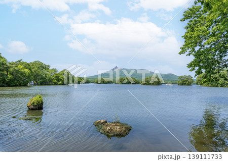 北海道　夏の大沼国定公園　大沼越しに見る北海道駒ヶ岳 139111733