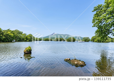 北海道 夏の大沼国定公園 大沼越しに見る北海道駒ヶ岳 北海道 夏の大沼国定公園 大沼越しに見る北海道駒ヶ岳 139111735