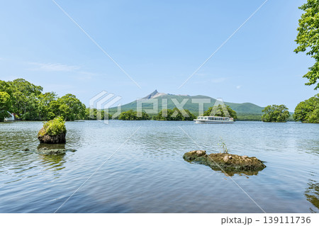 北海道　夏の大沼国定公園　大沼越しに見る北海道駒ヶ岳 139111736