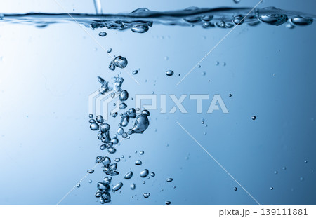 水を注ぐ 水を注ぐ 139111881