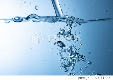 水を注ぐ 水を注ぐ 139111882