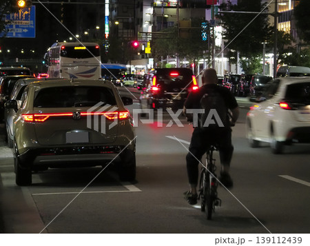 駐車中の車を追い越す自転車のイメージ 139112439