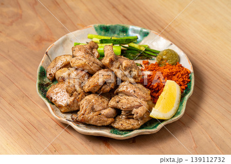 もも肉炭火焼き 炭の香りが引き立つジューシー鶏肉料理 もも肉炭火焼き 炭の香りが引き立つジューシー鶏肉料理 139112732