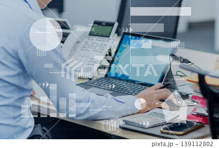 オフィスでのデスクワーク 統計データグラフ分析のイメージ オフィスでのデスクワーク 統計データグラフ分析のイメージ 139112802