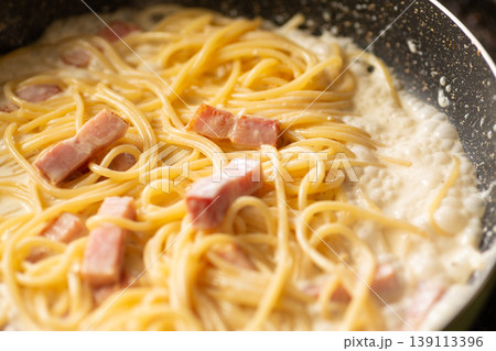 フライパンでベーコンのカルボナーラパスタを作る フライパンでベーコンのカルボナーラパスタを作る 139113396