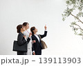 目標に向かって上を指さす三人のスーツ姿の若い女性ビジネスパーソン・就職活動中のリクルートスーツの女性 139113903