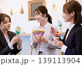 カフェでクレープやスイーツを手に楽しく会話する3人の若い女性ビジネスウーマン・仕事仲間とのスイーツタ 139113904