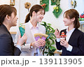 カフェでクレープやスイーツを手に楽しく会話する3人の若い女性ビジネスウーマン・仕事仲間とのスイーツタ 139113905