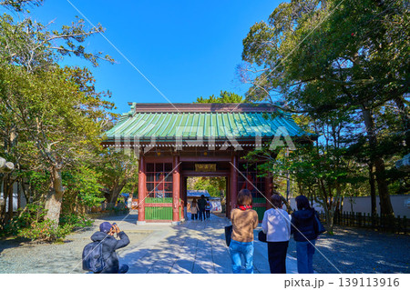 秋の神奈川県鎌倉市の鎌倉大仏殿高徳院の仁王門を見る 秋の神奈川県鎌倉市の鎌倉大仏殿高徳院の仁王門を見る 139113916