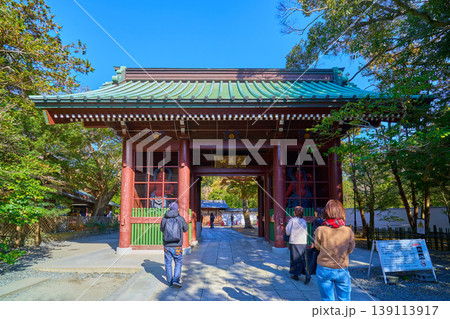 秋の神奈川県鎌倉市の鎌倉大仏殿高徳院の仁王門を見る 秋の神奈川県鎌倉市の鎌倉大仏殿高徳院の仁王門を見る 139113917