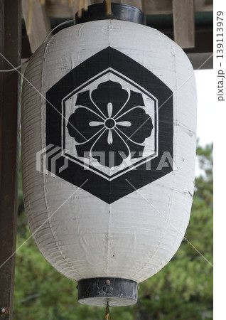 提灯・「六角形の剣花菱紋」(出雲大社・御本殿 前/島根県出雲市大社町杵築東) 提灯・「六角形の剣花菱紋」(出雲大社・御本殿 前/島根県出雲市大社町杵築東) 139113979