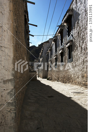デプン寺の細い路地と光と影 139113991