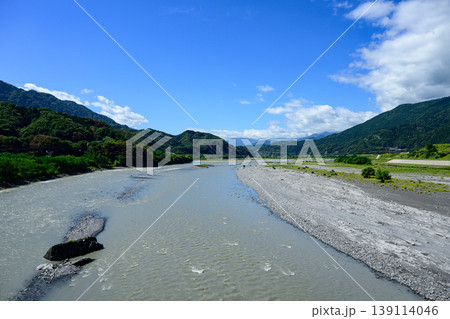 山梨県見延町を流れる富士川の風景 山梨県見延町を流れる富士川の風景 139114046