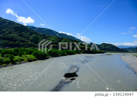山梨県見延町を流れる富士川の風景 山梨県見延町を流れる富士川の風景 139114047