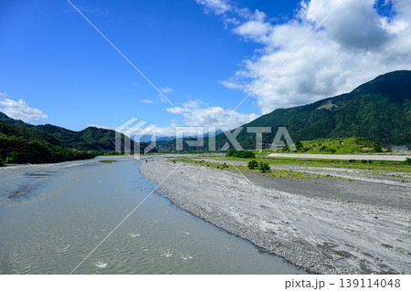 山梨県見延町を流れる富士川の風景 山梨県見延町を流れる富士川の風景 139114048