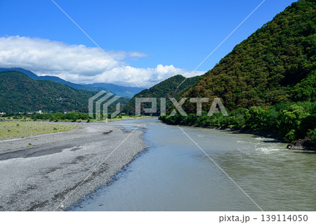 山梨県見延町を流れる富士川の風景 山梨県見延町を流れる富士川の風景 139114050