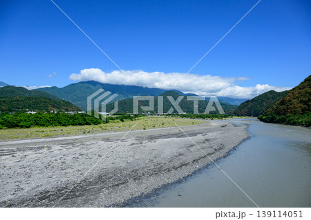 山梨県見延町を流れる富士川の風景 139114051