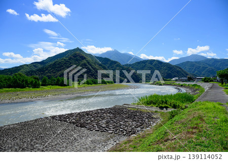 山梨県見延町を流れる富士川の屏風岩 139114052