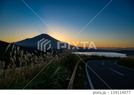山中湖パノラマ台からのマジックアワー 139114077