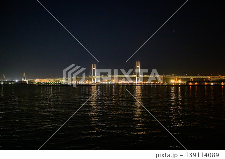 夜の横浜港に浮かぶベイブリッジと大黒ふ頭 夜の横浜港に浮かぶベイブリッジと大黒ふ頭 139114089